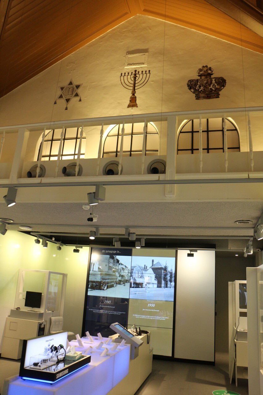 Foto van tentoonstelling in synagoge